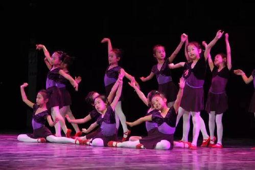 成人礼老师跳舞视频,老师翩翩起舞，展现青春风采